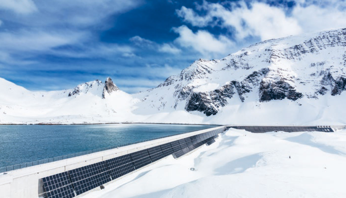 Erneuerbare Energien Symbolbild Solaranlage an alpiner Staumauer